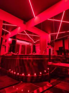 ein roter Raum mit einer Bühne mit roten Lichtern in der Unterkunft NEW in GDAŃSK! RED ROOM in the HEART of GDAŃSK - BDSM - with a luxury JACUZZI and access to a sauna in Danzig
