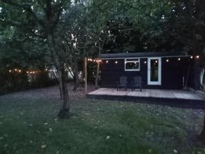 een klein huisje in het bos 's nachts bij Verblijf Trijntje in Nieuwaal