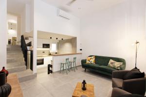 Una sala de estar con un sofá verde y una cocina. en Mediterranean Bliss, en Sant Adrià de Besòs 15 fotos más