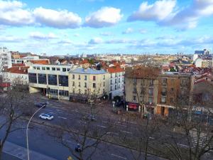 a view of a city with buildings and a parking lot at Tu casa a 10 minutos de París! in Bagneux