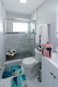 Ένα μπάνιο στο CasaBay 4 Bed 2 Bath House Ultimate Backyard Fun +67 φωτογραφίες