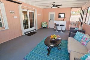 Χώρος καθιστικού στο CasaBay 4 Bed 2 Bath House Ultimate Backyard Fun