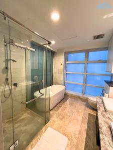 Un baño con ducha, bañera y WC. en Platinum KLCC 2BR by Dream Inn, en Kuala Lumpur