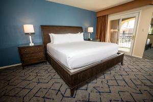Postel nebo postele na pokoji v ubytování Scottsdale Plaza Resort