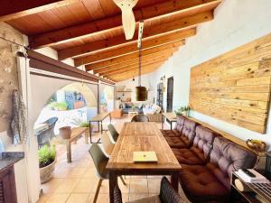 a dining room with a wooden table and chairs at Casa rural exclusiva con vista al mar en Calpe in Empedrola