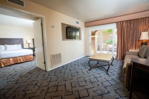 Postel nebo postele na pokoji v ubytování Scottsdale Plaza Resort