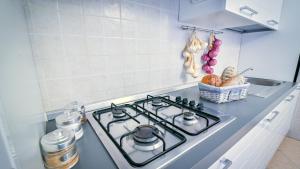a stove top oven sitting on top of a kitchen counter at Casa Carla in Peschiera del Garda