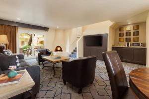 TV a/nebo společenská místnost v ubytování Scottsdale Plaza Resort