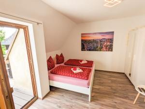 Postel nebo postele na pokoji v ubytování B6 - Urlaubsmagie - Inmitten der Sächsischen Schweiz mit Balkon mit Ausblick auf die Sandsteine