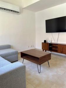 un salon avec un canapé et une table basse dans l'établissement Villa Sol Terrasol Acapulco Diamante, à Acapulco 36 autres photos