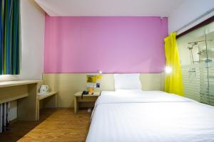 Llit o llits en una habitació de 7Days Premium Nanchang East Beijing Road Hengmao Mengshidai