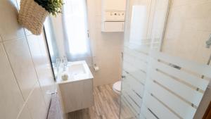 a small bathroom with a sink and a toilet at Casa Carla in Peschiera del Garda