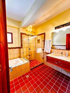 A bathroom at Hotel Jotam