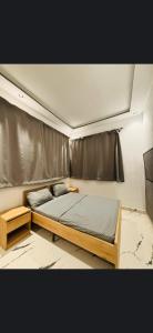 een bed in een kamer met een zilveren gordijn bij Appartement DreamLand in Marrakesh