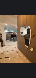 een kamer met een muur met een kapotte muur bij Appartement DreamLand in Marrakesh