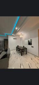 een woonkamer met een tafel, stoelen en een bank bij Appartement DreamLand in Marrakesh