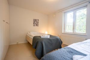 Katil atau katil-katil dalam bilik di Kotimaailma Villa Hortus - Roomy Studio for 2