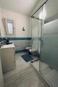 a bathroom with a shower and a sink and a toilet at Magnifique villa neuve en bord de mer in Sassari