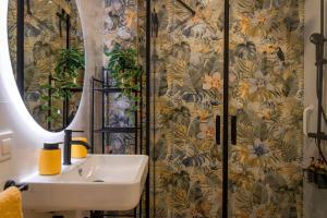 un baño con lavabo y ducha en Artistic flat next to Ruzafa Welcome to the Jungle, en Valencia