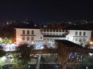 a large white building at night with at Studio no centro in Poços de Caldas