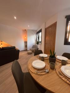 a living room with a table and a couch at Apartamento Peña in Sardina