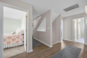 ノース・トップセール・ビーチにあるSparrows Beach Nest by Sea Scape Propertiesのベッドルーム1室(ベッド1台付)、廊下(階段付) +22枚の写真