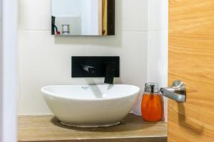 Bilik mandi di Charming and Efficient First Level Family Apt 5