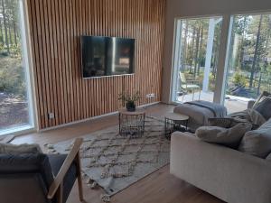 Μια τηλεόραση ή/και κέντρο ψυχαγωγίας στο Villa Kataja with winter forest landscape and wi-fi