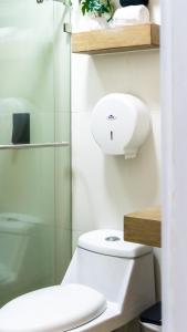 Bilik mandi di Charming and Efficient First Level Family Apt 5