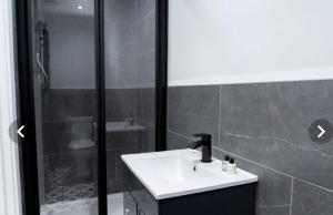 Un baño con lavabo blanco y ducha. en Franchise House Apartments - FREE Parking & Wifi - Contractor Friendly - Long Stays Welcome, en Peterborough