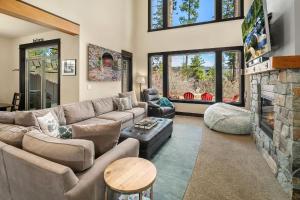 a living room with a couch and a fireplace at Sweet Shop Serenity in Cle Elum