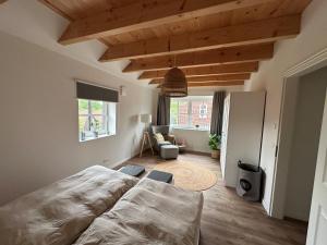 un soggiorno con un grande letto e un divano di Linnebarg Hus 3 a Bisdorf