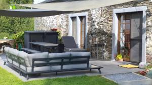A seating area at Une parenthèse en Ardenne
