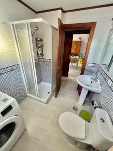 Et badeværelse på Apartamento a pie de playa con una amplia terraza