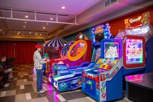 a man playing a video game in a arcade at Rosa Agustina Conference Resort in Olmué