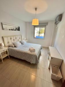 En eller flere senge i et værelse på Apartamento a pie de playa con una amplia terraza