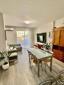 Et tv og/eller underholdning på Apartamento a pie de playa con una amplia terraza