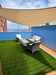 Et opholdsområde på Apartamento a pie de playa con una amplia terraza + 15 billeder