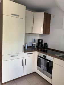 Kuchyň nebo kuchyňský kout v ubytování City-Apartment mit Parkplatz & Fahrradraum! Nur 300m zum Stadthafen