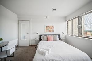 En eller flere senge i et værelse på PP 1301 Modern Corporate 2br, pool, Gym + 28 billeder