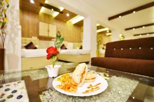 阿姆利则HK's Rooms & Dormitory的饭店房间餐桌上的一盘食物