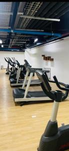 una fila di cyclette in palestra di carso alameda a Città del Messico