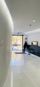 una persona seduta su una panchina in un edificio di carso alameda a Città del Messico