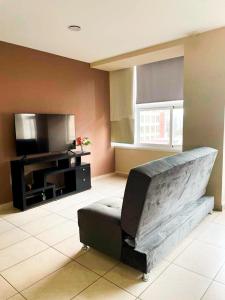un soggiorno con divano e TV a schermo piatto di carso alameda a Città del Messico Altre 2 foto