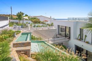 une vue extérieure d'une maison avec piscine dans l'établissement Villa Kalma - Torreguadiaro - Sotogrande, à Sotogrande