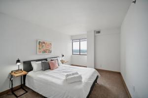 En eller flere senge i et værelse på PP 2312 Modern Corporate 1br, pool, Gym + 14 billeder