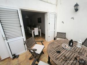 a patio with a table and chairs and a dining room at Casa Frasca in Teguise