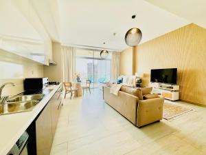 TV a/nebo společenská místnost v ubytování Venduras - Luxury Studio , Hameni Tower, JVC