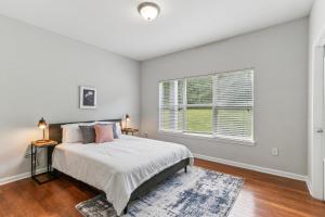山谷Verandas 1723 I Corporate Bd Apt I Pool I Gym的一间带床和窗户的白色卧室