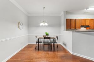 Verandas 1723 I Corporate Bd Apt I Pool I Gym的厨房或小厨房